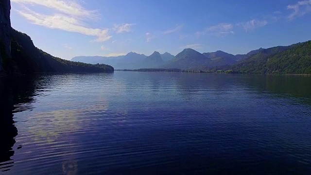 初夏一个阳光明媚的早晨，沃尔夫冈湖视频素材