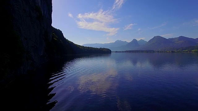 初夏一个阳光明媚的早晨，沃尔夫冈湖视频素材