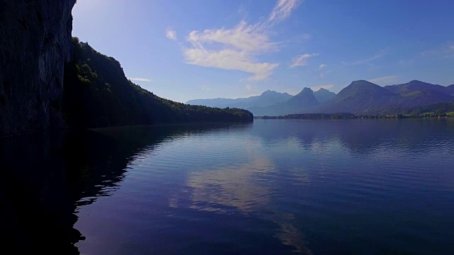 初夏一个阳光明媚的早晨，沃尔夫冈湖视频素材