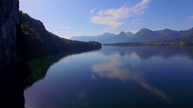 初夏一个阳光明媚的早晨，沃尔夫冈湖视频素材