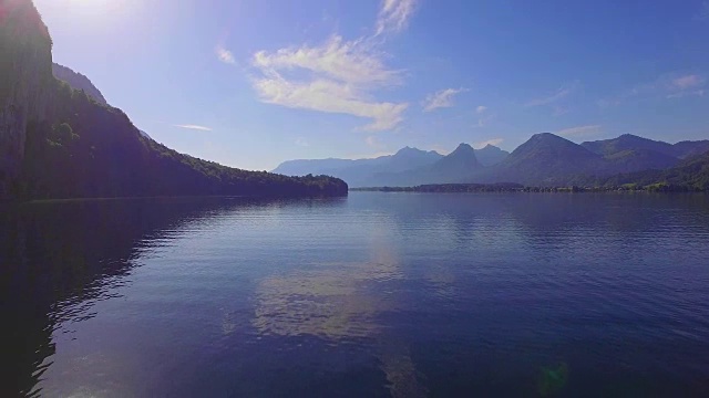 初夏一个阳光明媚的早晨，沃尔夫冈湖视频素材