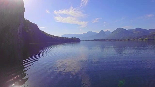 初夏一个阳光明媚的早晨，沃尔夫冈湖视频素材