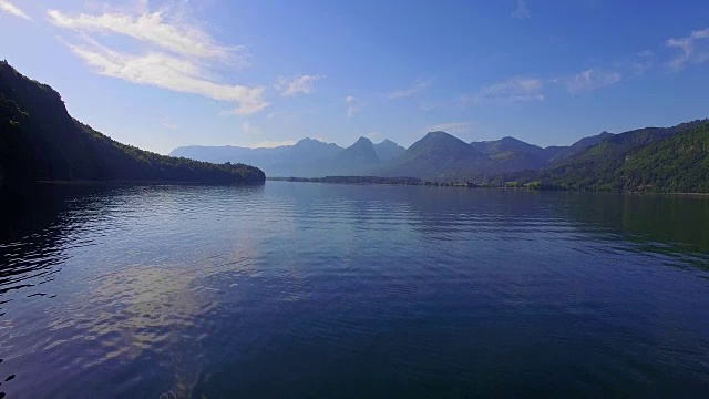 初夏一个阳光明媚的早晨，沃尔夫冈湖视频素材