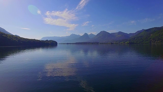 初夏一个阳光明媚的早晨，沃尔夫冈湖视频素材