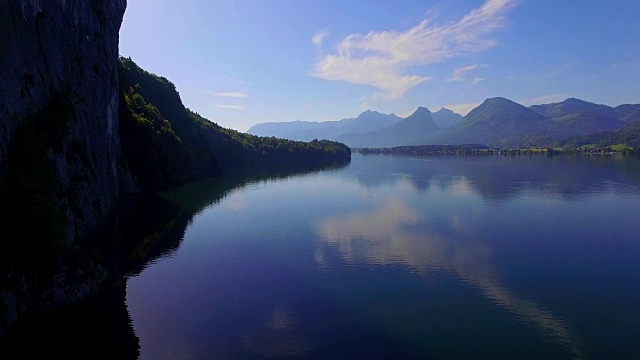 初夏一个阳光明媚的早晨，沃尔夫冈湖视频素材