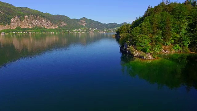 初夏一个阳光明媚的早晨，沃尔夫冈湖视频素材