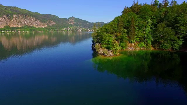 初夏一个阳光明媚的早晨，沃尔夫冈湖视频素材