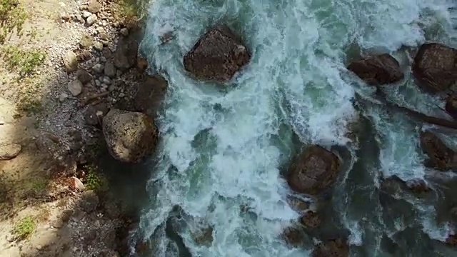 从上面看水流，河里有很大的石头视频素材