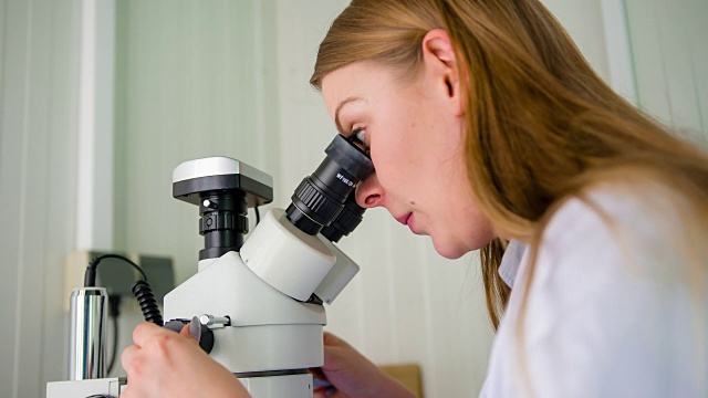 生物技术实验室科学家视频素材画面2