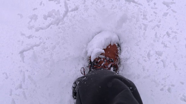 个人观点，在深冬的雪地里徒步旅行视频素材