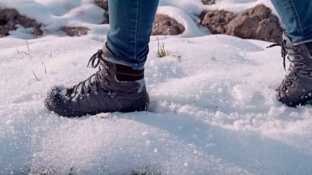 徒步者穿着靴子在雪地里行走，动作超级慢视频素材