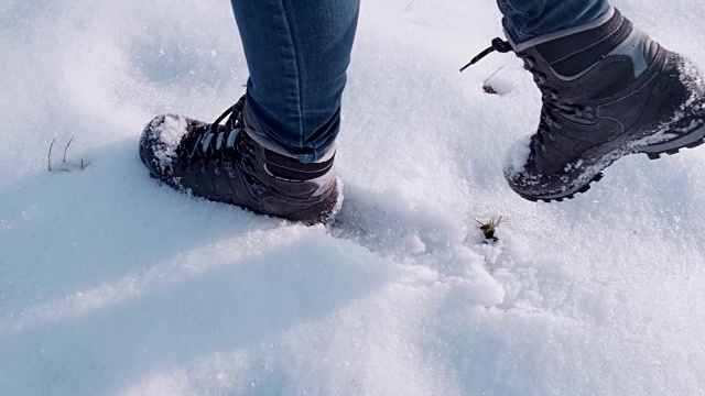 徒步者穿着靴子在雪地里行走，动作超级慢视频素材