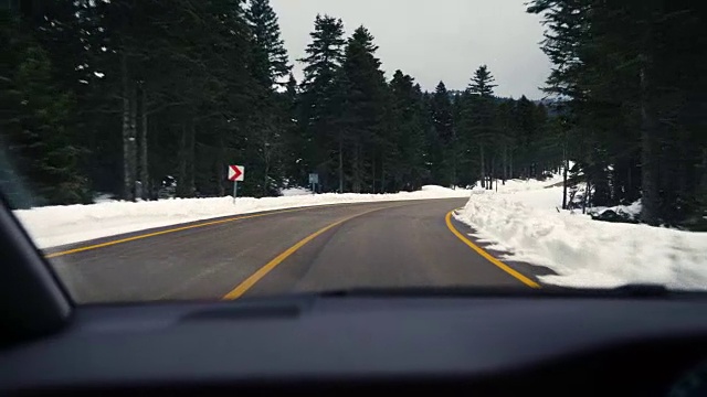在冬季道路上驾驶视频素材画面1