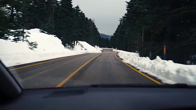 在冬季道路上驾驶视频素材画面2