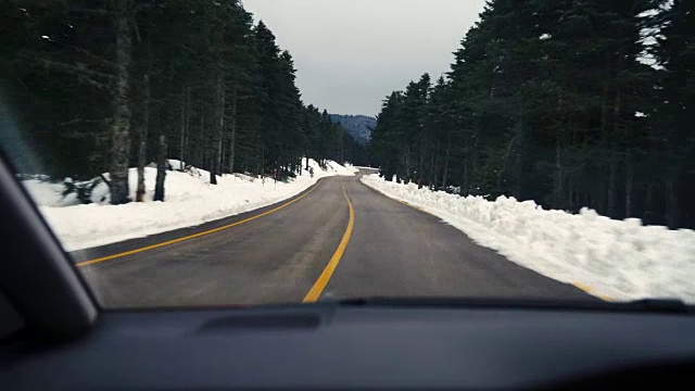 在冬季道路上驾驶视频素材画面3