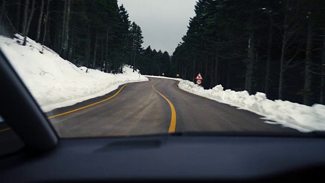 在冬季道路上驾驶视频素材画面4