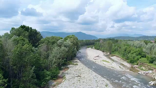 空中:飞越在林地间流动的河流视频素材