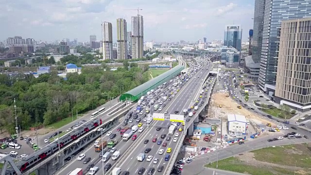 俄罗斯莫斯科一条繁忙高速公路的鸟瞰图视频素材