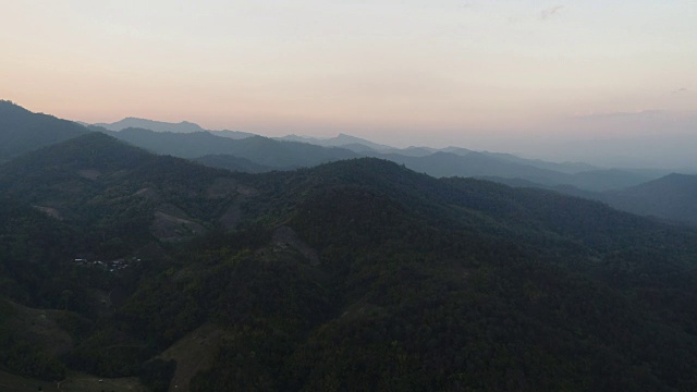 空中飞过美丽的山脉视频素材