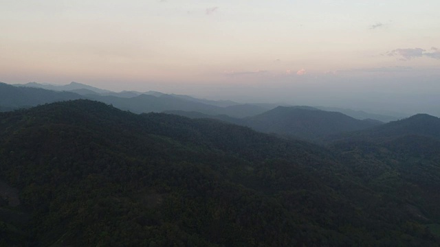 空中飞过美丽的山脉视频素材