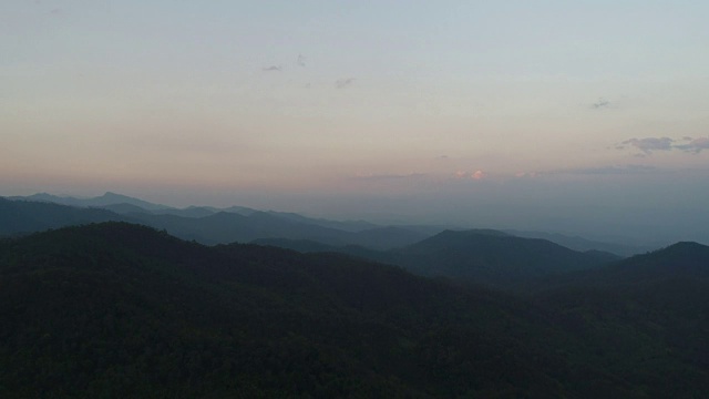 空中飞过美丽的山脉视频素材