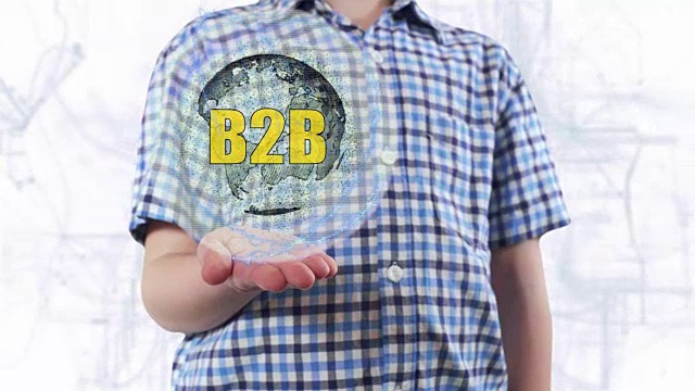 年轻人展示了地球的全息图和文本B2B视频素材