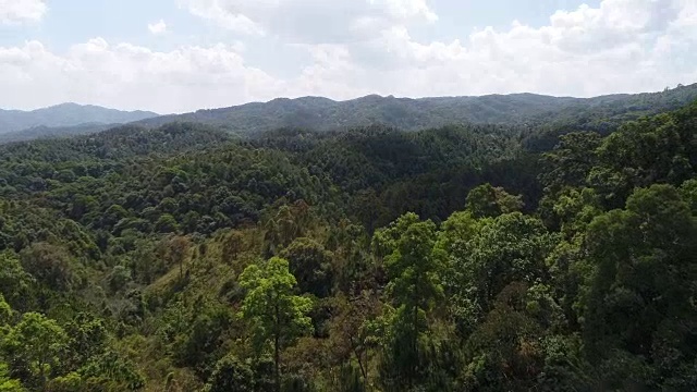 空中飞过美丽的山脉视频素材