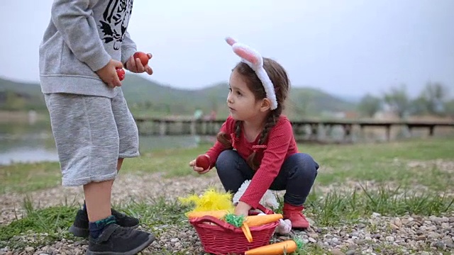 复活节期间，孩子们在湖边玩耍视频素材