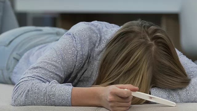 女孩因为怀孕测试呈阳性而难过，哭着感到孤独和害怕视频素材