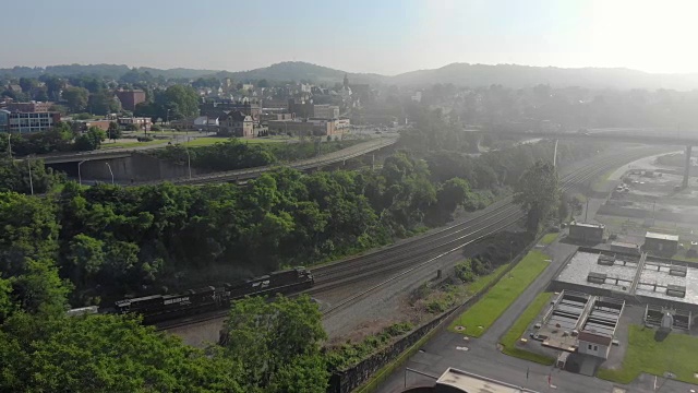 清晨鸟瞰铁锈地带小镇视频素材画面1