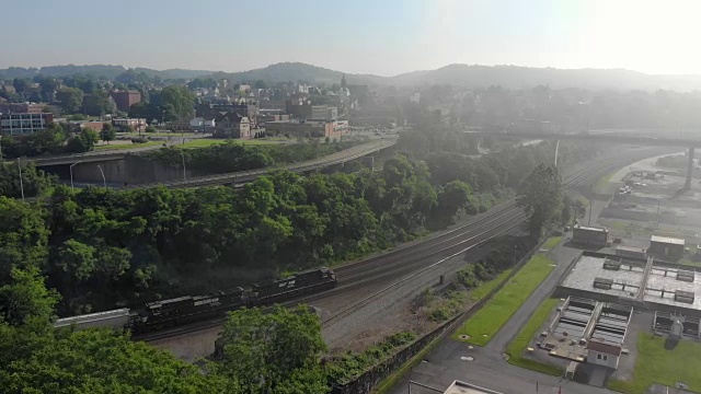清晨鸟瞰铁锈地带小镇视频素材画面2