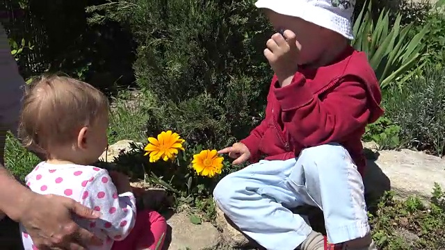 孩子和妈妈嗅着花视频素材