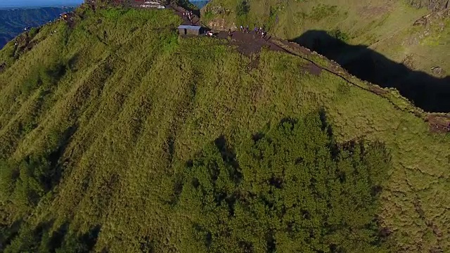 巴图尔活火山的顶峰视频素材