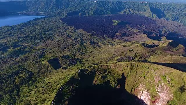 巴图尔活火山的顶峰视频素材