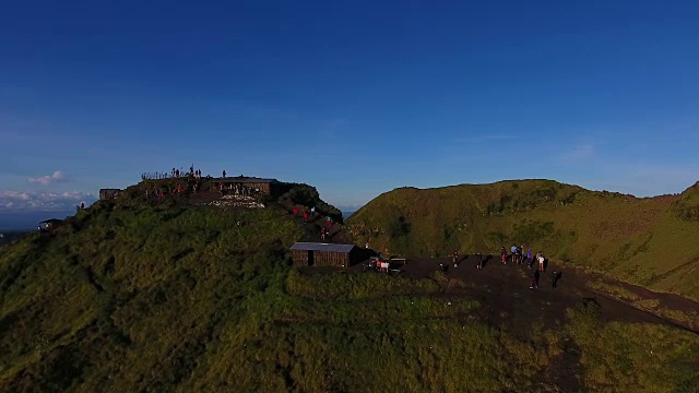 巴图尔活火山的顶峰视频素材