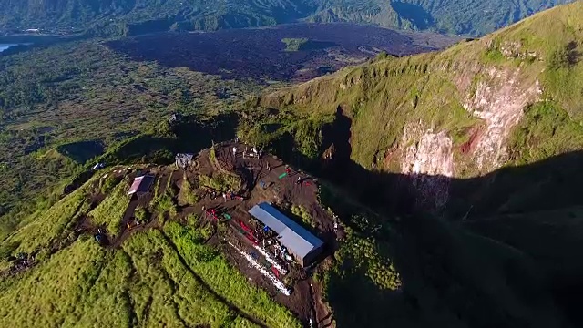 巴图尔活火山的顶峰视频素材