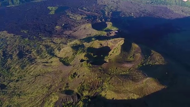 巴图尔活火山的顶峰视频素材