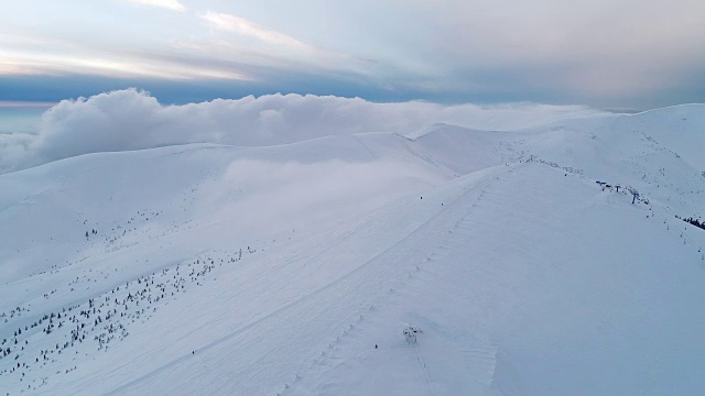 Winterland，在傍晚的阳光下飞过群山视频素材