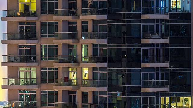 在夜晚，摩天大楼的发光窗户的时间流逝视频素材