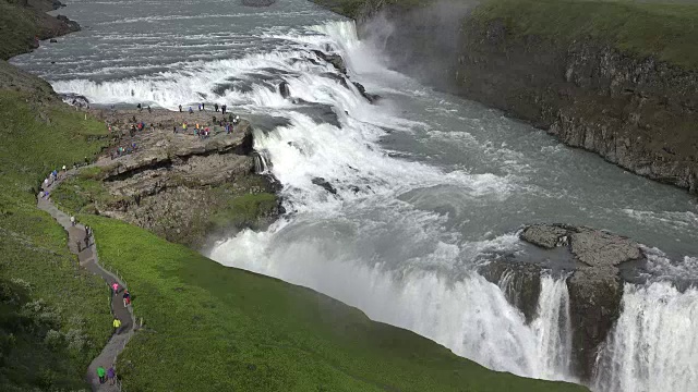 冰岛游客在Gullfoss瀑布上方的小路上视频素材