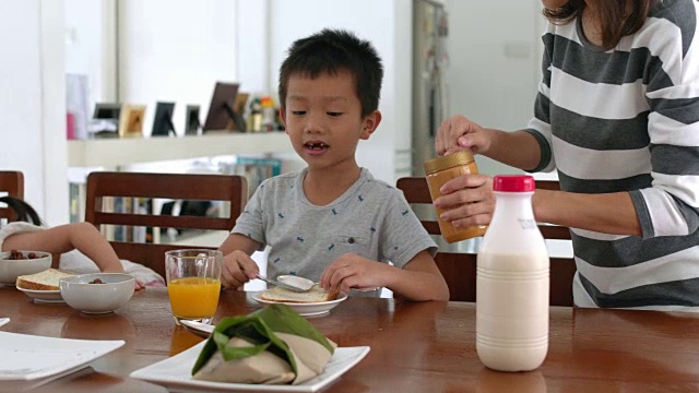 妈妈和孩子们在吃早餐视频素材