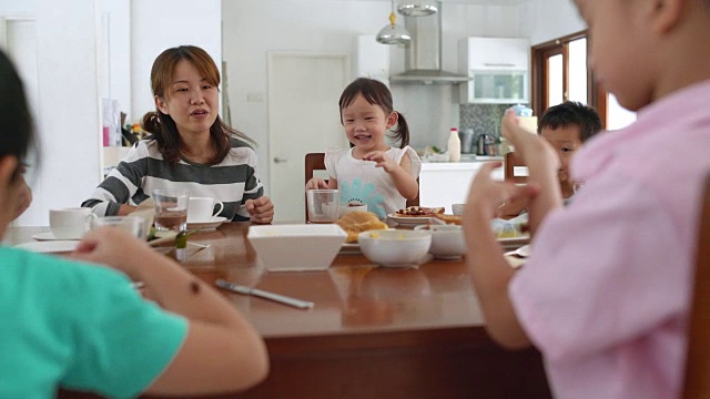 妈妈和孩子们在吃早餐视频素材