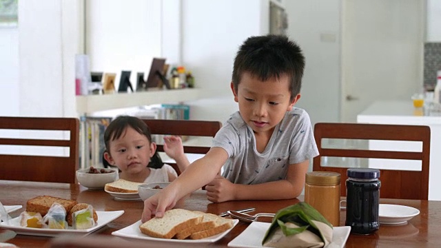 一家人准备餐桌准备早餐视频素材