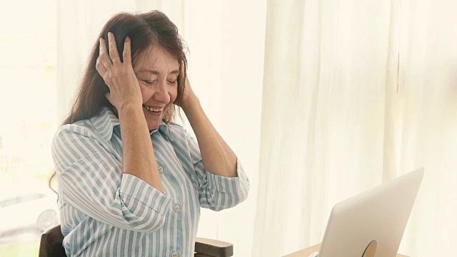 老奶奶欢呼成功笔记本电脑视频素材画面2
