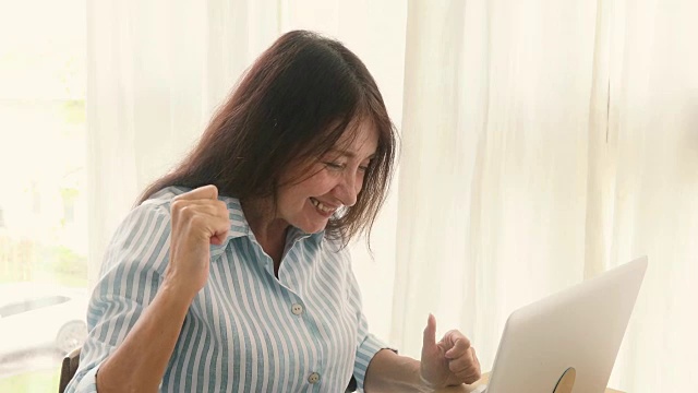 老奶奶欢呼成功笔记本电脑视频素材画面4