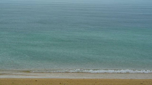 热带阵雨在雨季流入大海，从海面反弹视频素材