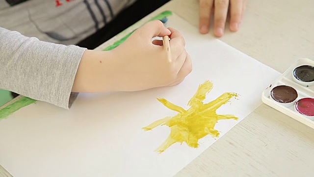 那个男孩用画笔画太阳视频素材画面4
