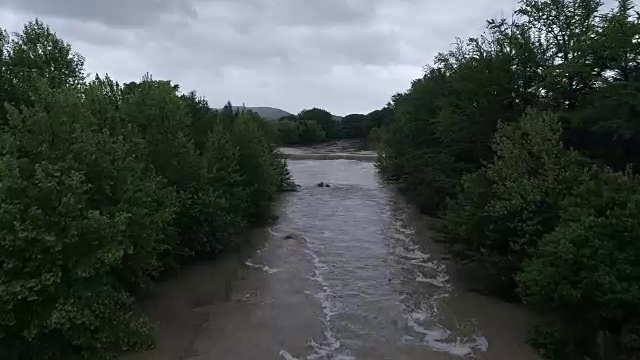 一架无人机在乌托邦得克萨斯州的一条泥泞的河流上飞行视频素材