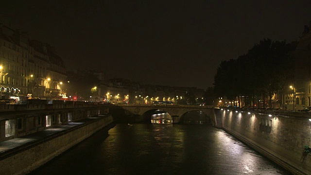 夜晚的巴黎，塞纳河与雷雨交相辉映视频素材