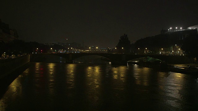 夜晚的巴黎，塞纳河与灯光的倒影，下着雨视频素材